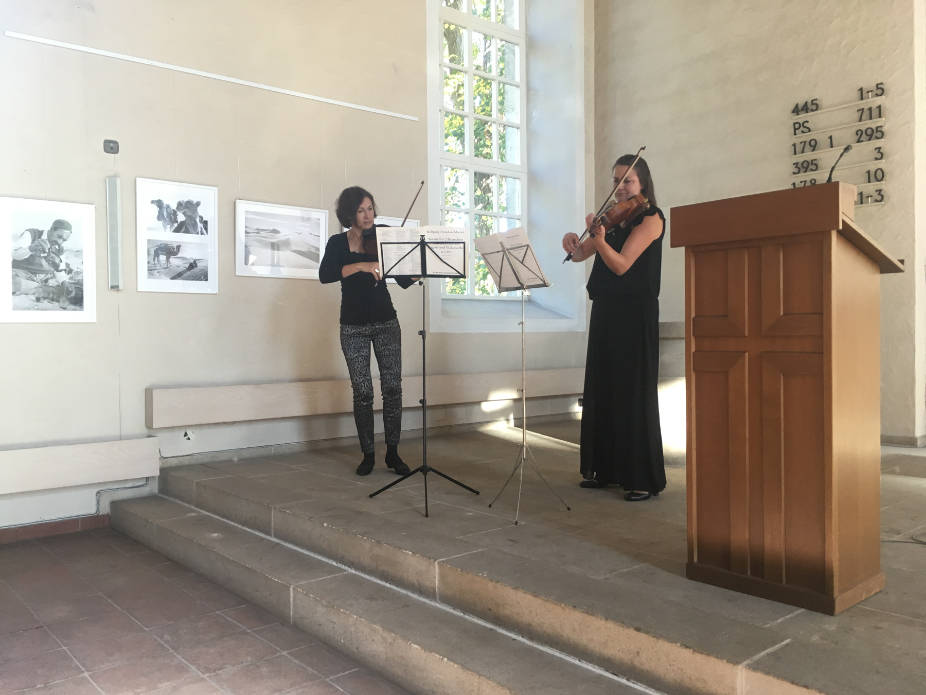 Marlene Svoboda und Anna Niehaves spielen Mozart.